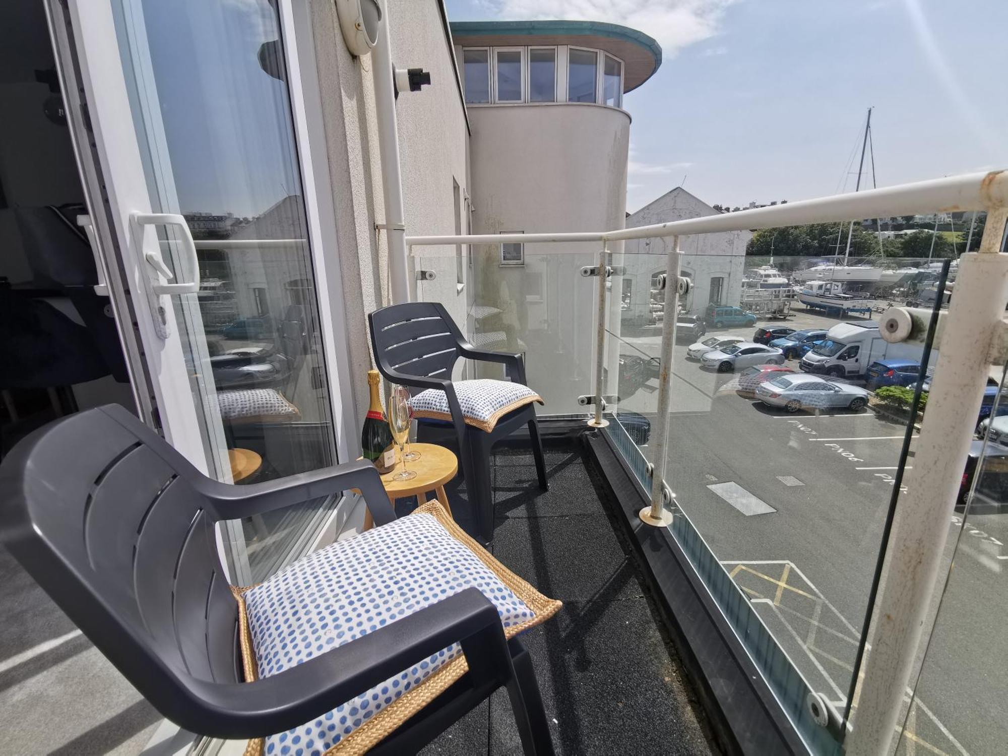 Marina Sea View Apt - Second Floor With Lift, Modern Holyhead Bagian luar foto