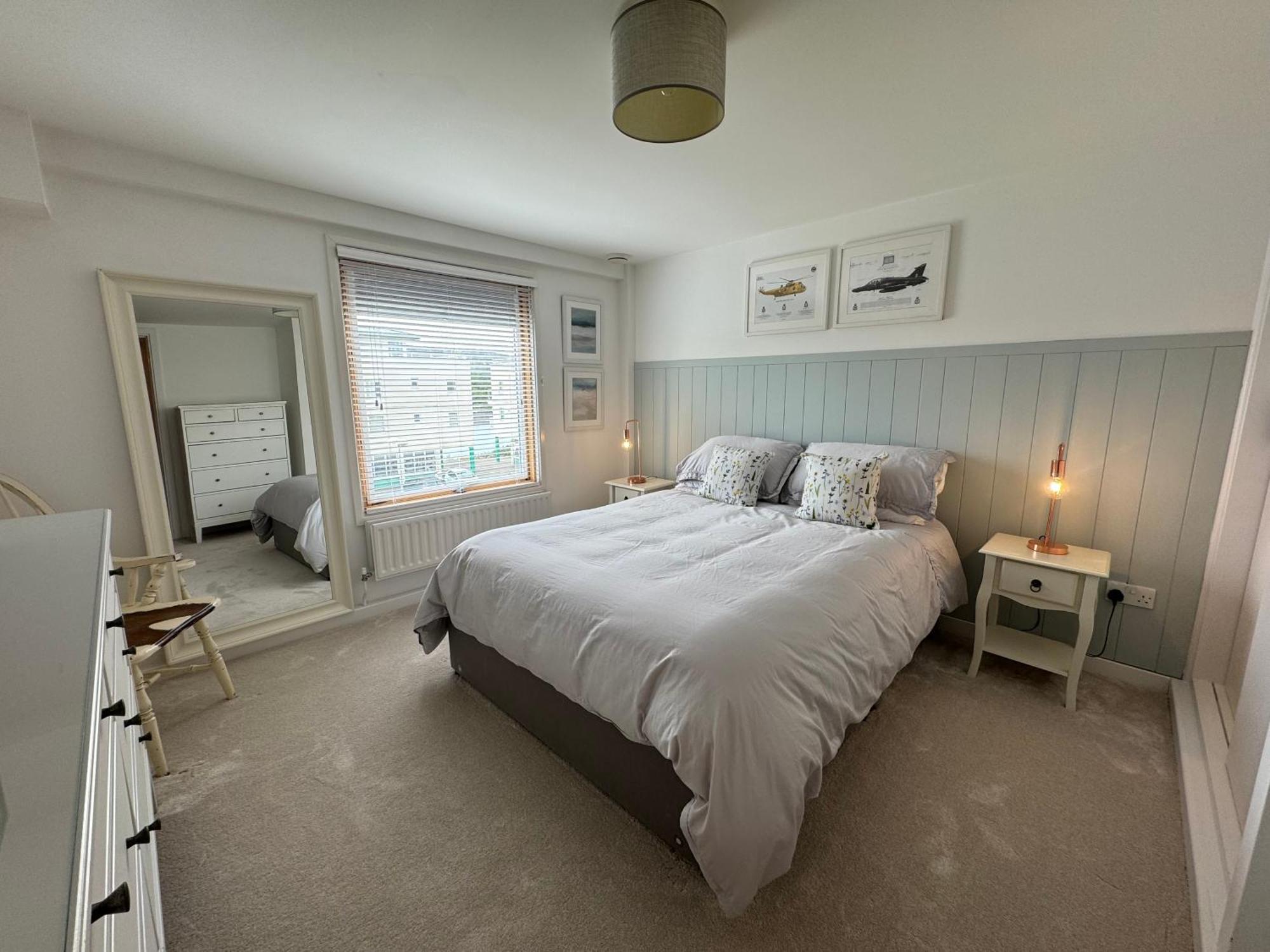 Marina Sea View Apt - Second Floor With Lift, Modern Holyhead Bagian luar foto