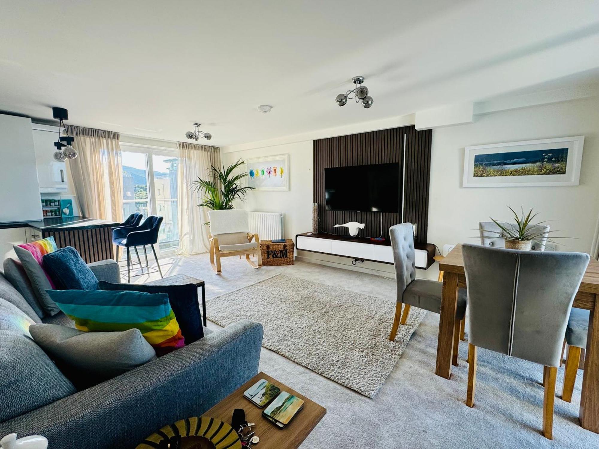 Marina Sea View Apt - Second Floor With Lift, Modern Holyhead Bagian luar foto