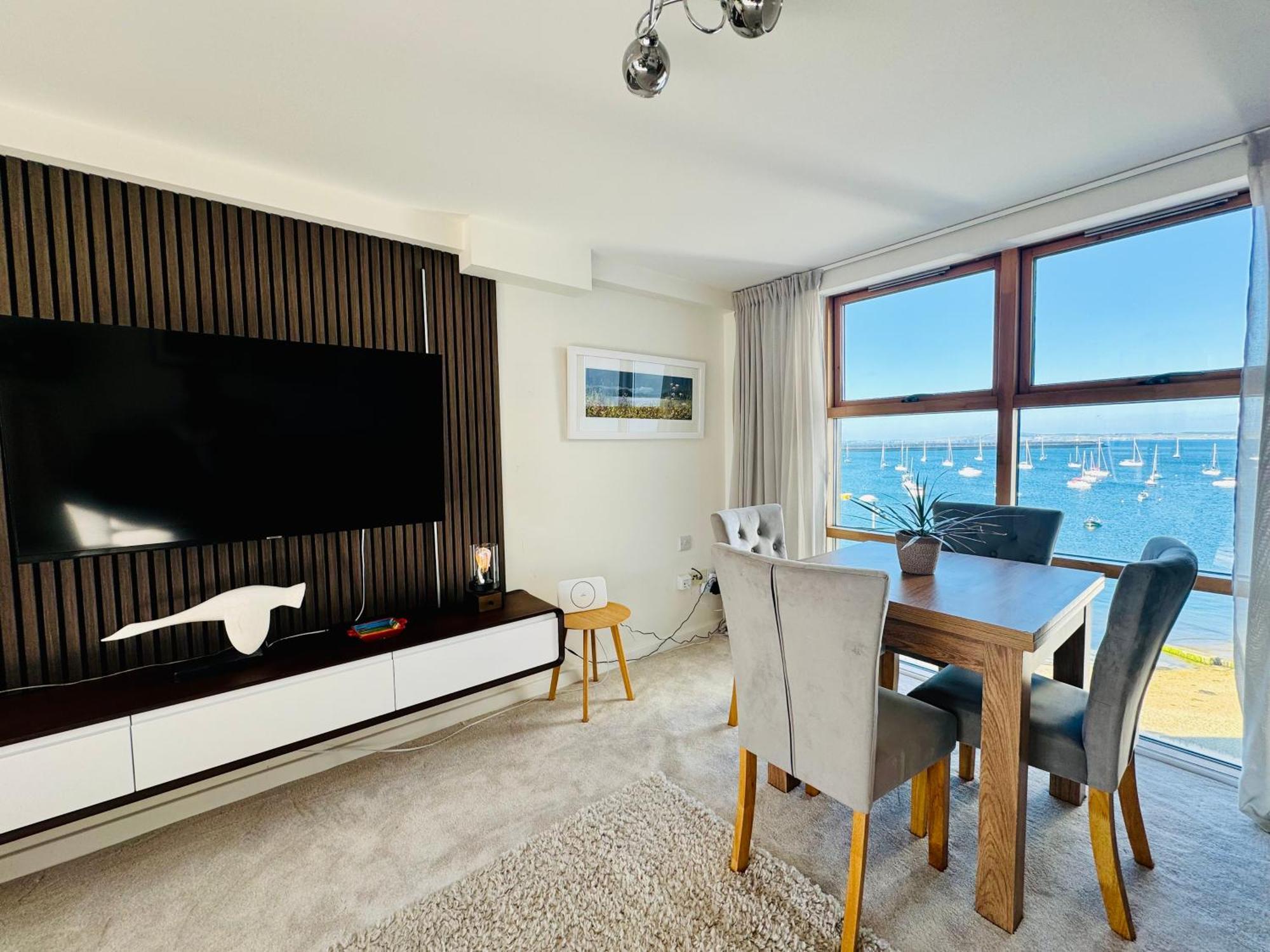 Marina Sea View Apt - Second Floor With Lift, Modern Holyhead Bagian luar foto