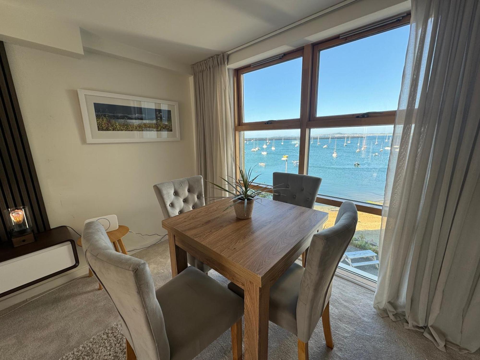 Marina Sea View Apt - Second Floor With Lift, Modern Holyhead Bagian luar foto
